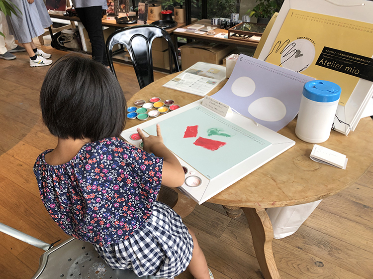 お絵かきカレンダー アトリエミオ 女の子のお絵かきの様子