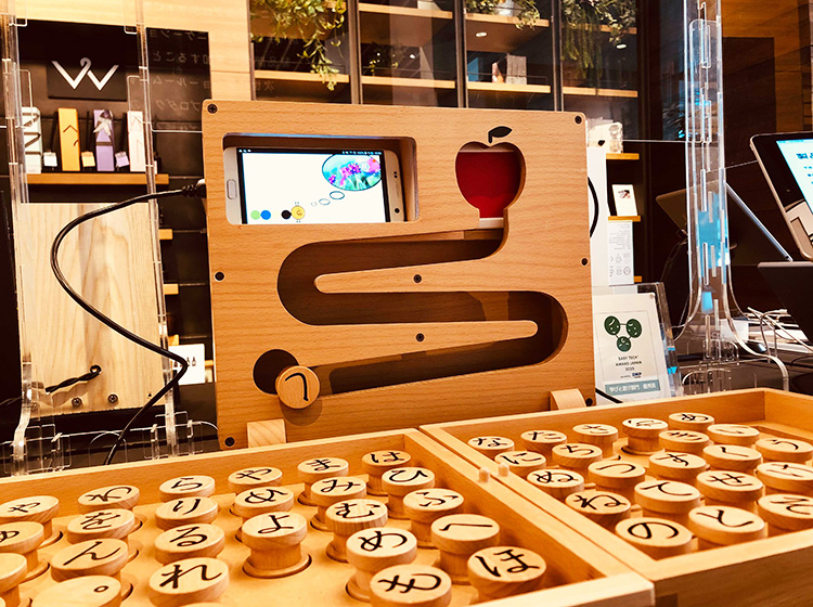 蔦屋家電プラスに展示された木製IoT知育玩具ころぴゅーた