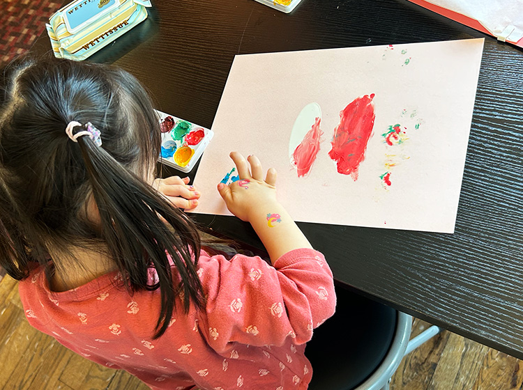 Topics | 3歳の子どもにお絵かきが大切な理由｜フィンガーペイントの