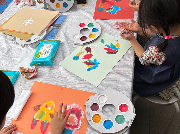 フィンガーペイントのお絵かきツール「アトリエ ミオ」