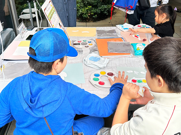 フィンガーペイントのお絵かきツール「アトリエ ミオ」