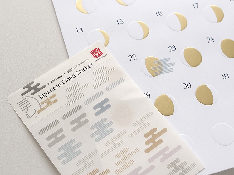 古典文様の雲の形をしたシールとミチルKira