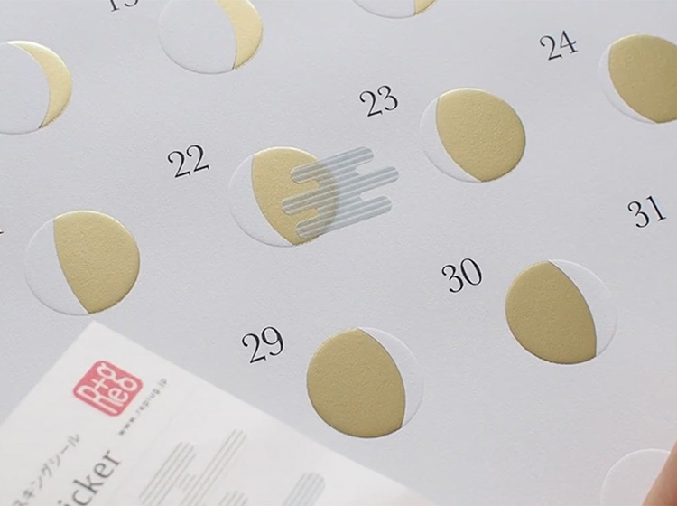 古典文様の雲の形をしたシールをミチルKiraに貼ったイメージ