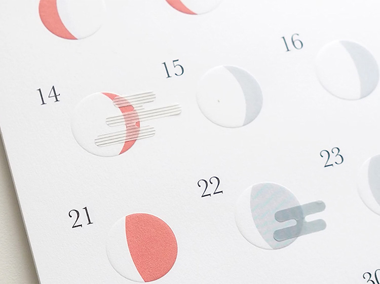 古典文様の雲の形をしたシールをミチルに貼ったイメージ